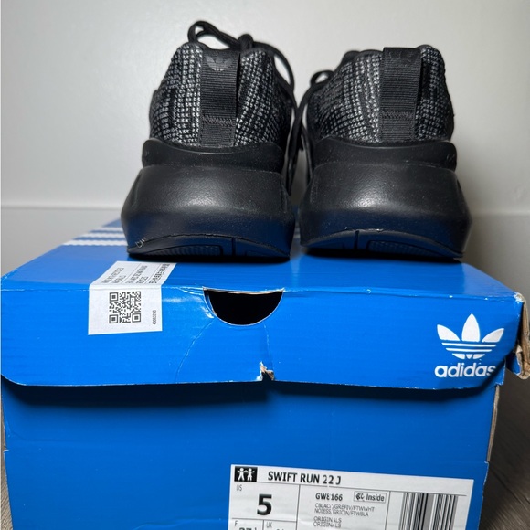 Adidas Swift Run 22 J Boys Black Running Shoes Sneakers Low Top Size 5 - Picture 3 of 6